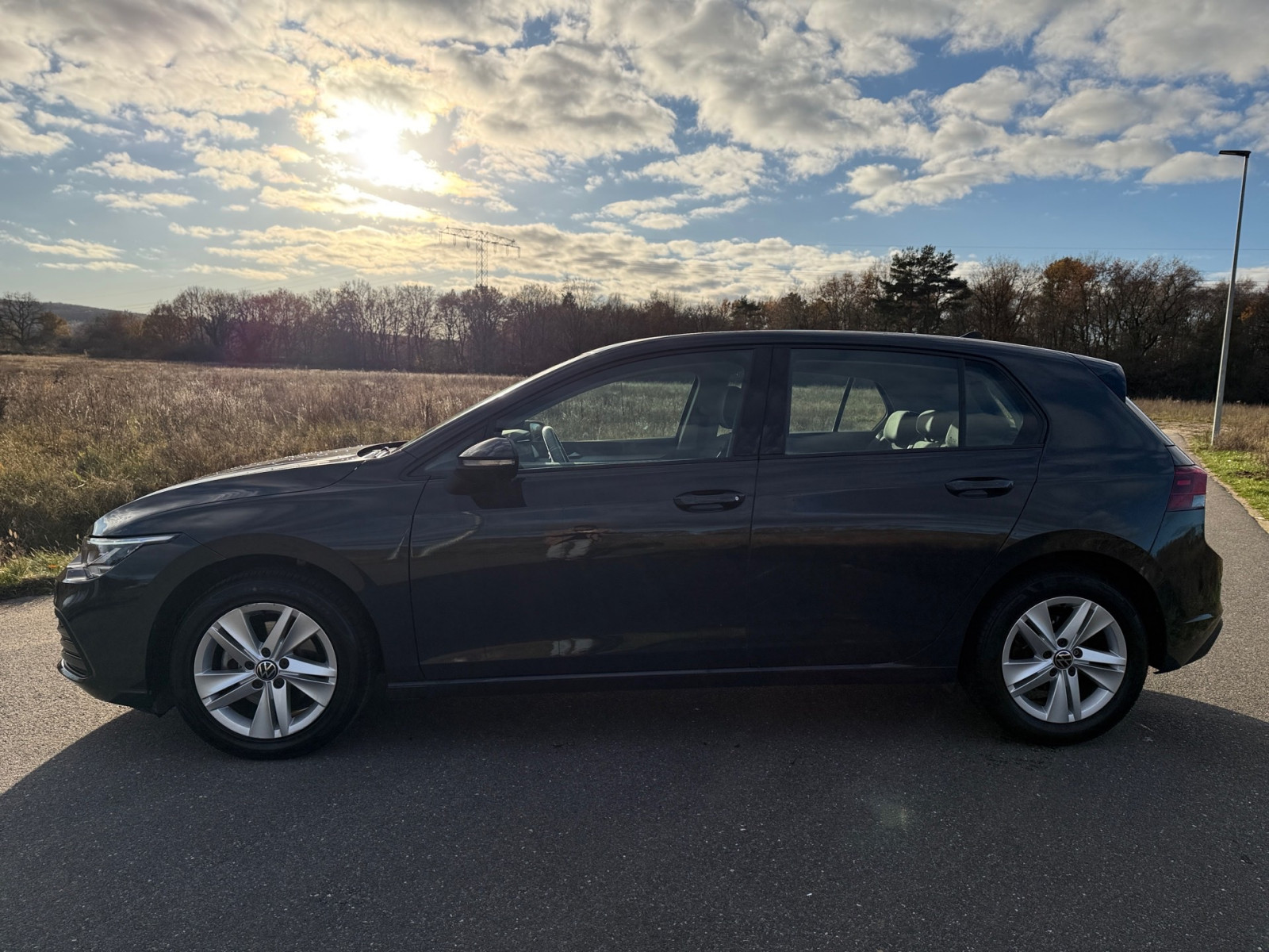 VW Golf VIII 1.0 eTSI Life KLIMA PDC ACC LED - third picture of the car