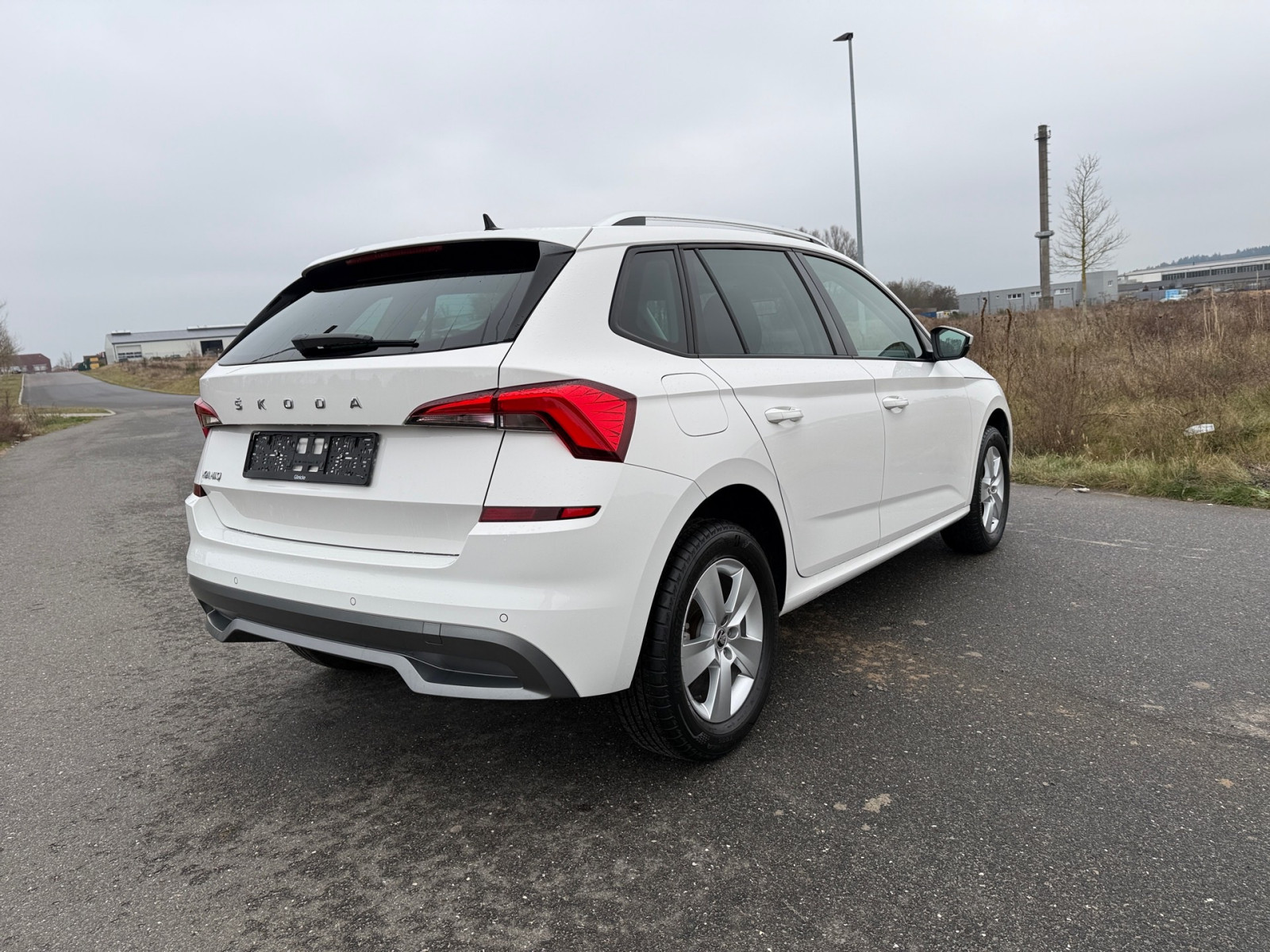 SKODA Kamiq 1.0 TSI Ambition KLIMA PDC SITZHEIZUNG – viertes Bild des Fahrzeugs