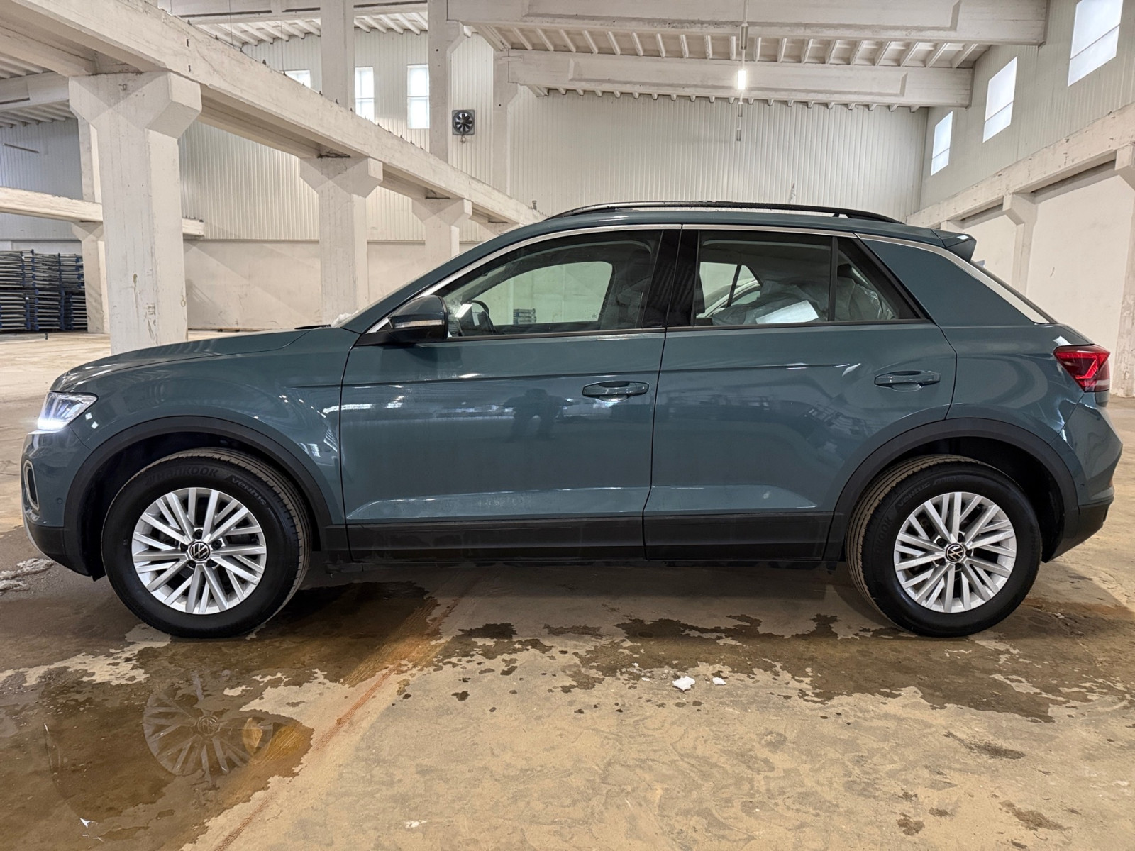 VW T-Roc 1.0 TSI Life - third picture of the vehicle